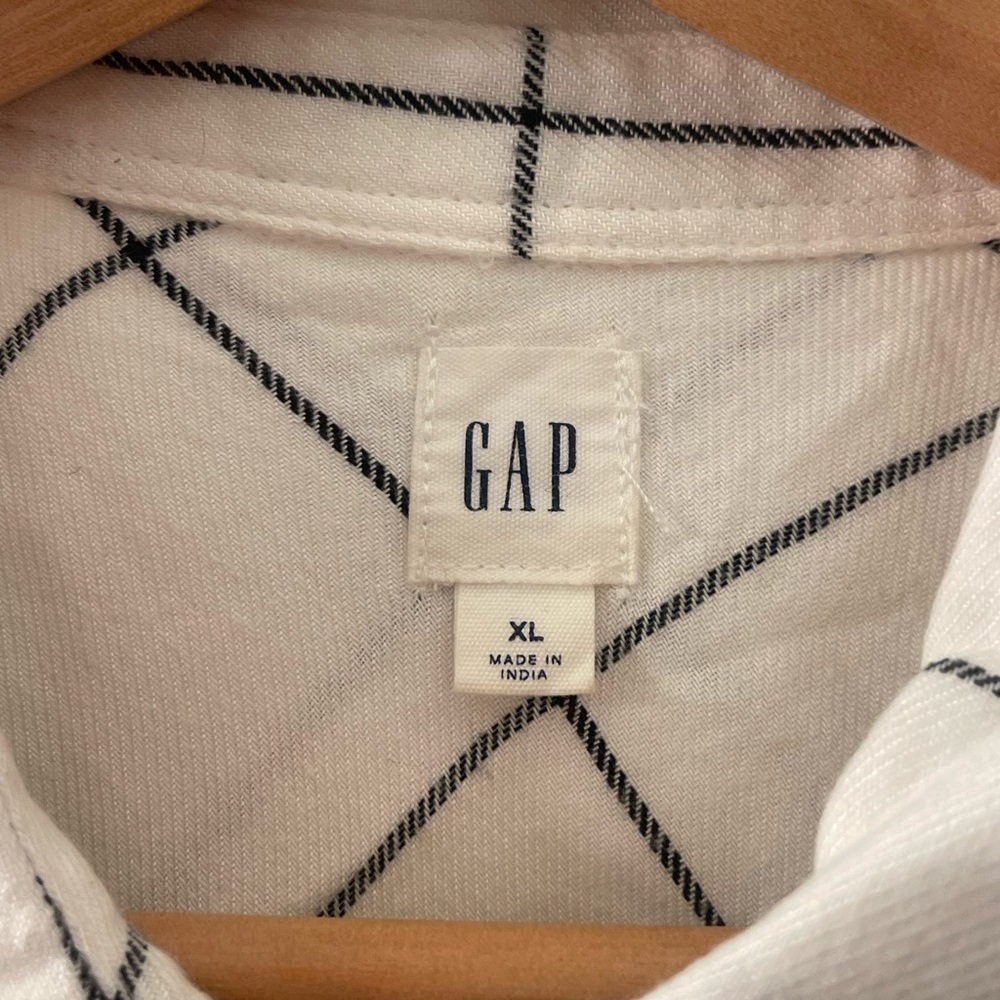 GAP White and Black Checkered Button Down Shirt - Picture 4 of 5